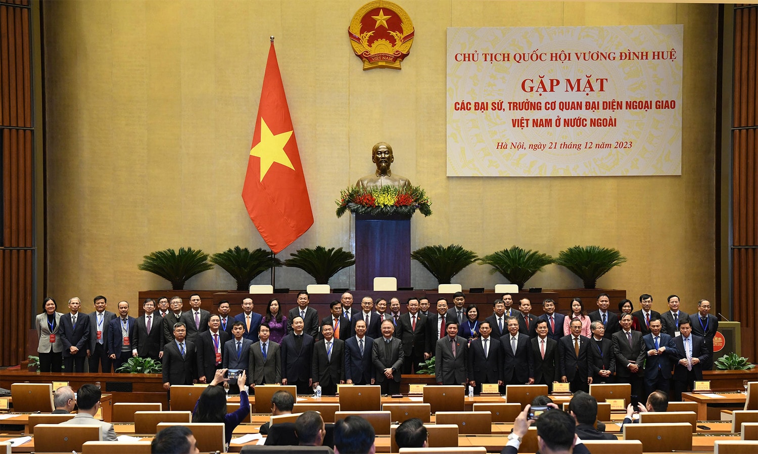 Giữ vững nguyên tắc đối ngoại, sáng tạo, linh hoạt trong hành động, đặt lợi ích Quốc gia, nhân dân lên trên hết, trước hết