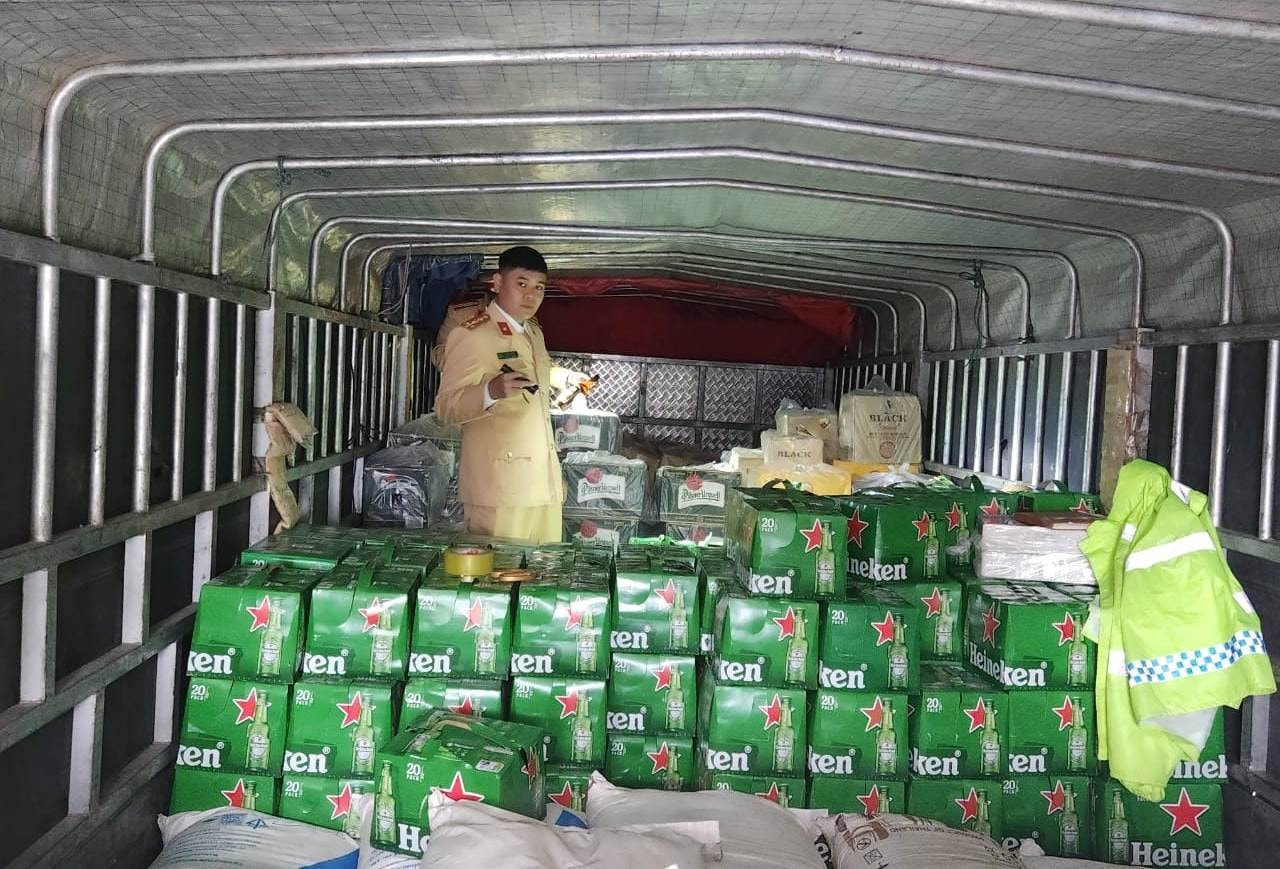 Phát hiện lượng lớn bia Heineken, rượu ngoại không rõ nguồn gốc -0