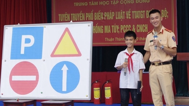 Công an thành phố Phổ Yên tăng cường phối hợp tuyên truyền, phổ biến giáo dục pháp luật về an toàn giao thông cho học sinh