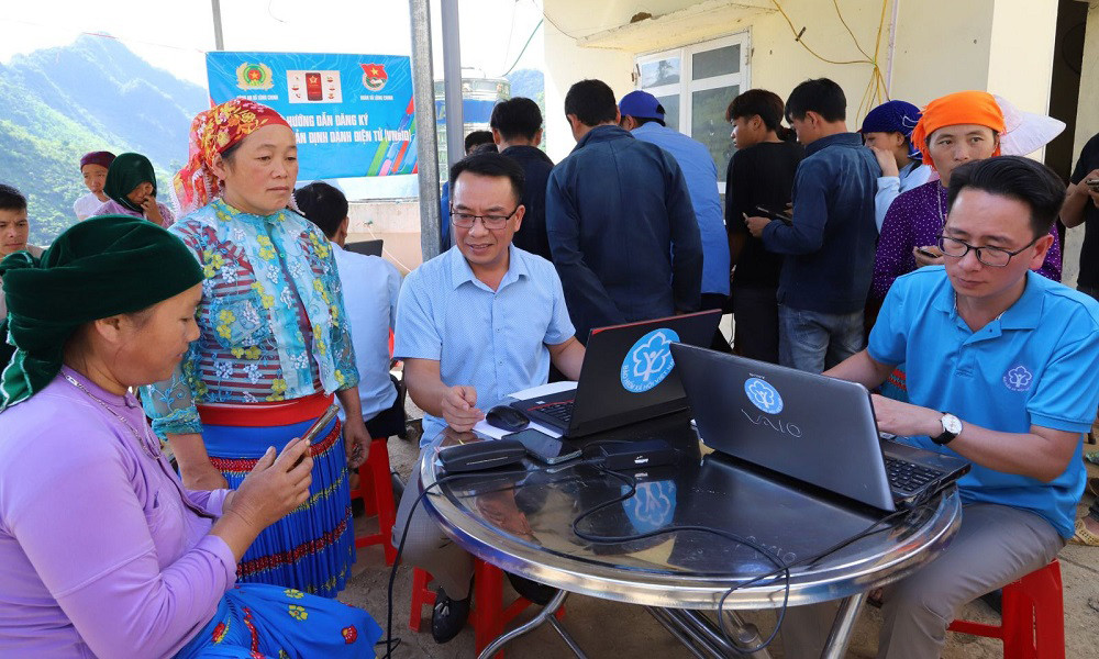 BHXH Việt Nam triển khai hiệu quả Đề án 06. Ảnh: BH