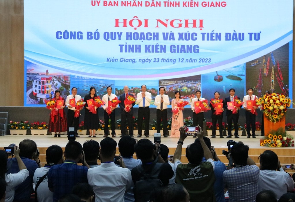 Phó Thủ tướng Trần Lưu Quang dự Hội nghị công bố quy hoạch, xúc tiến đầu tư tại Kiên Giang ảnh 5 Phó Thủ tướng Trần Lưu Quang dự Hội nghị công bố quy hoạch, xúc tiến đầu tư tại Kiên Giang