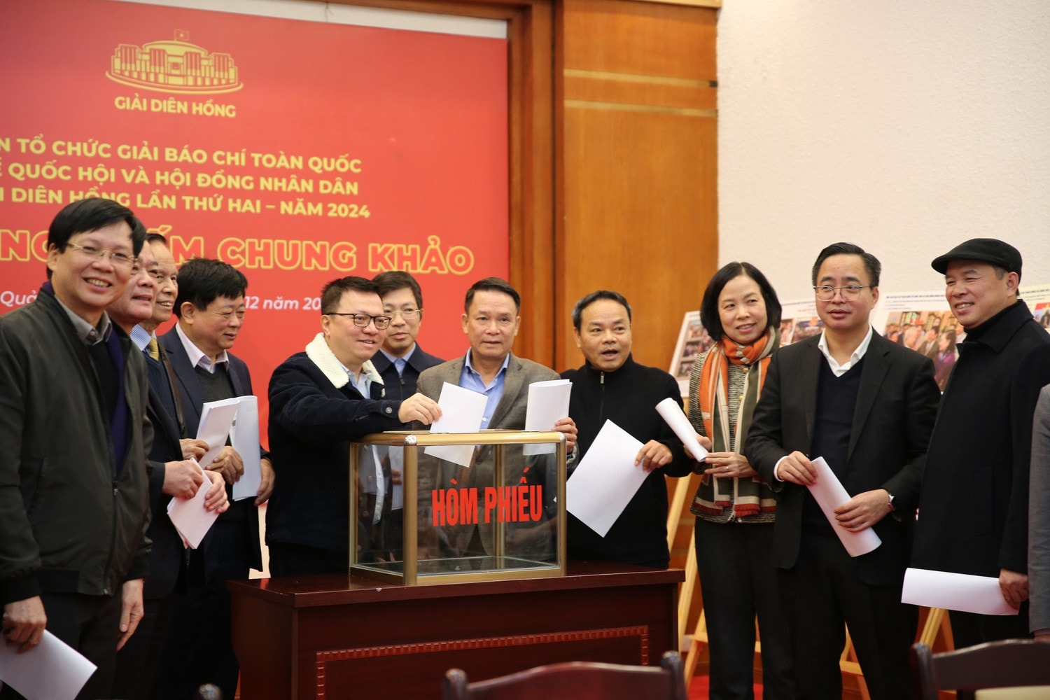 Họp Hội đồng chấm Chung khảo Giải Diên Hồng lần thứ Hai 
