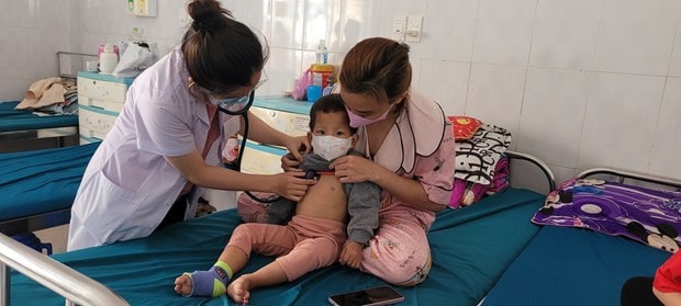Các bác sỹ tận tình chăm sóc, thăm khám bệnh nhân ở Bệnh viện Nhi Gia Lai 