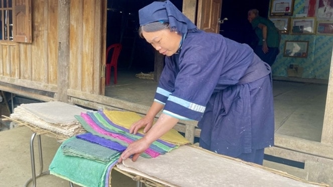 Giấy bản gắn bó với đời sống của đồng bào Nùng An. Ảnh: baocaobang.vn 