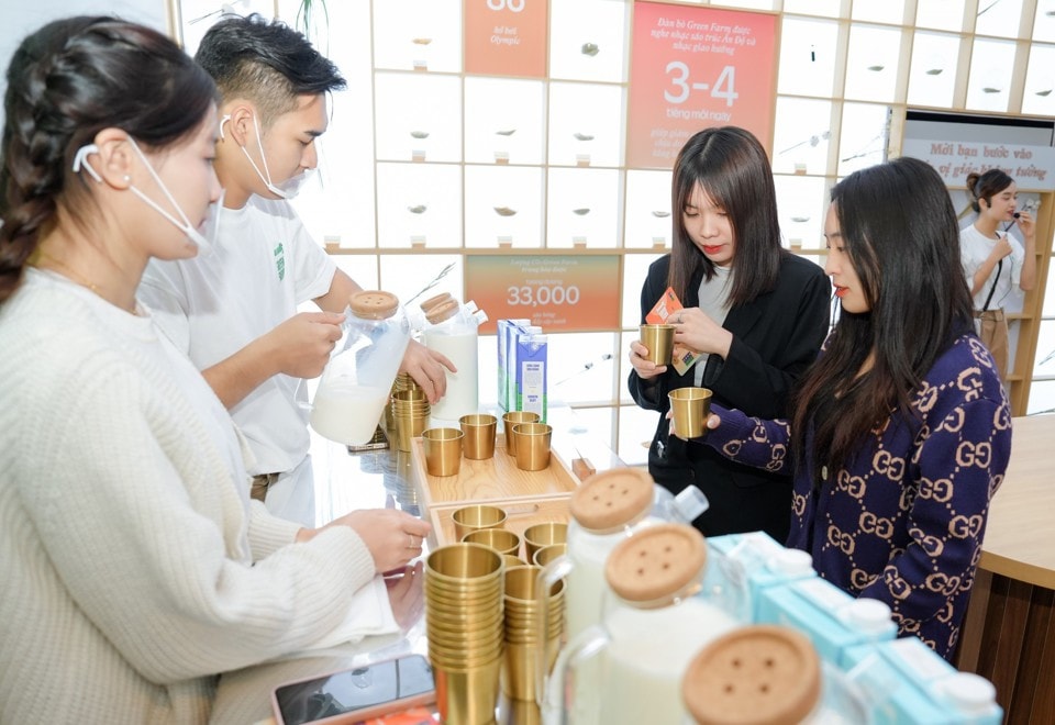 Vinamilk giới thiệu đến người dùng về nguồn nguyên liệu thuần khiết từ trang trại sinh thái và công nghệ kép hút chân của sữa Green Farm. Ảnh: ITN