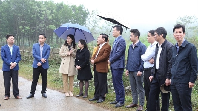 Đoàn giám sát của Ban Dân tộc, Hội đồng nhân dân tỉnh Hòa Bình tìm hiểu thực tế khu tái định cư xóm Cháu, xã Tú Lý, huyện Đà Bắc. Ảnh: H. Dương