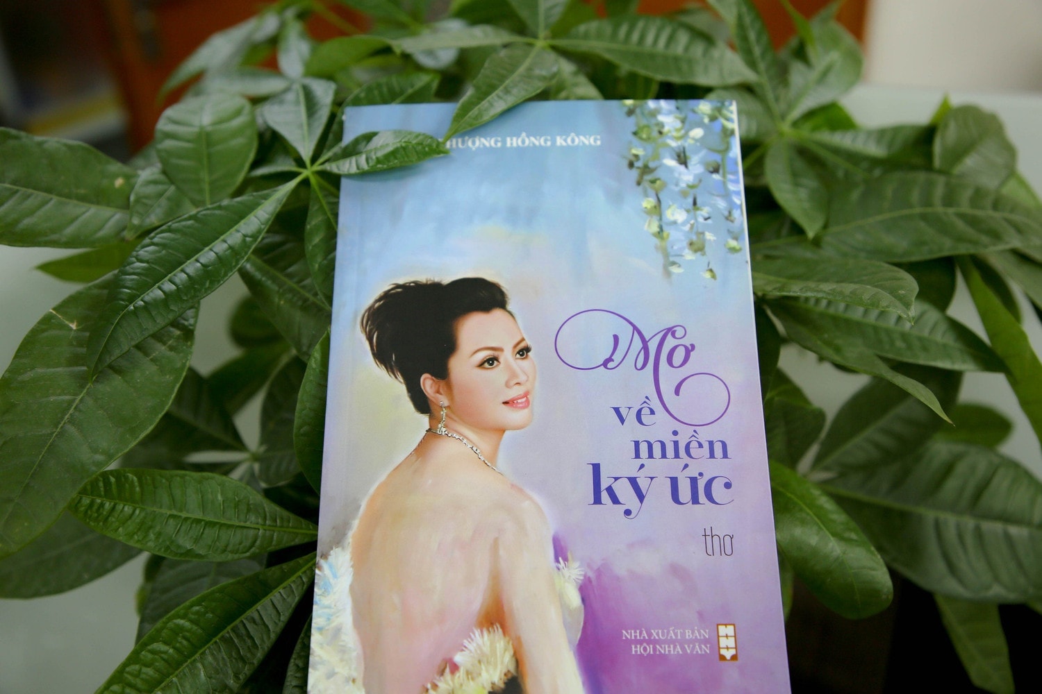 Có một Phượng Hồng Kông rất khác trong tập thơ “Mơ về miền ký ức” -0
