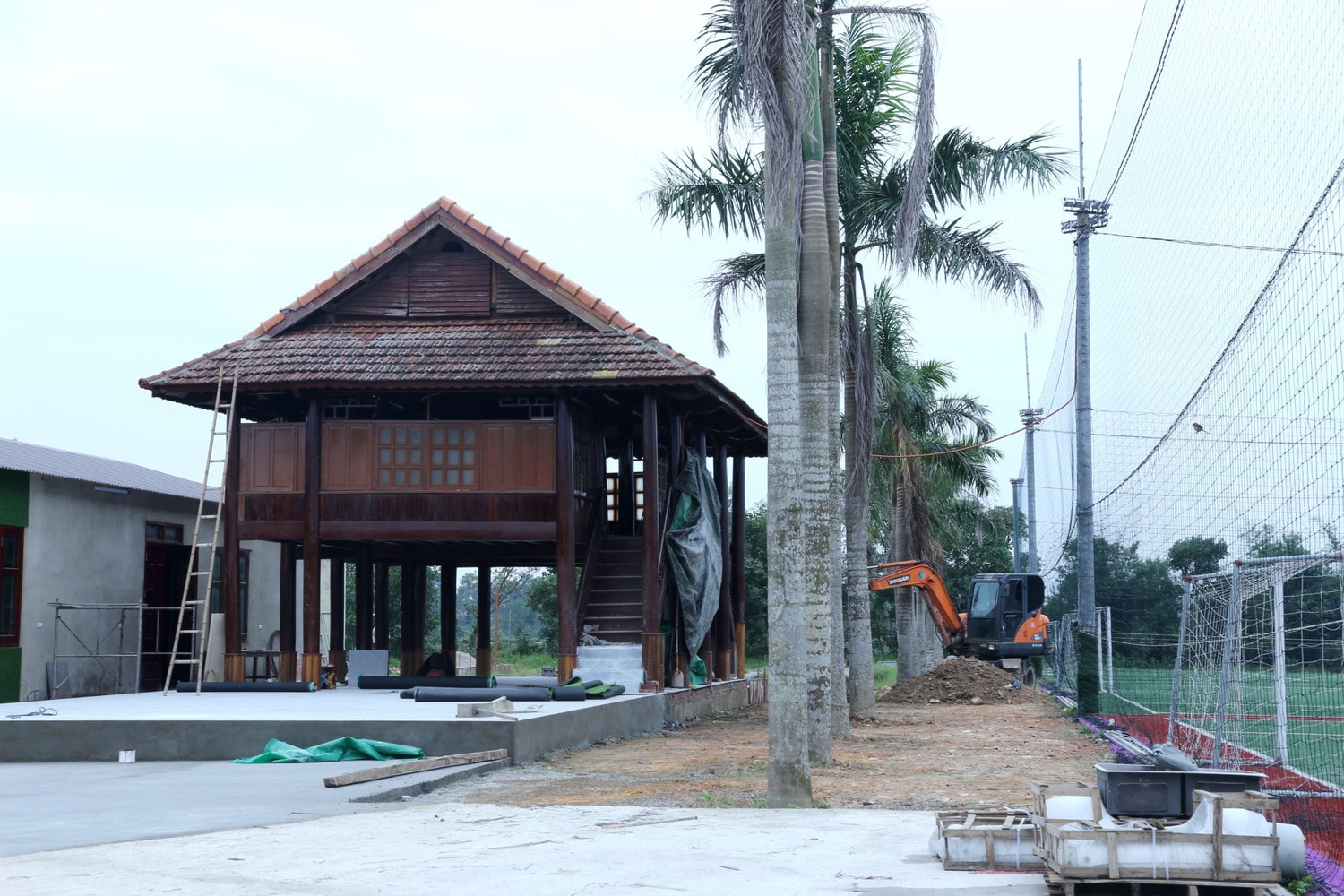 Khu nhà gỗ 2 tầng xây dựng không đúng quy hoạch phê duyệt buộc phải tháo dỡ. Ảnh: Xuân Sinh Kiên quyết xử lý sai phạm của Công ty Cổ phần xây dựng và du lịch Hà Tĩnh -0