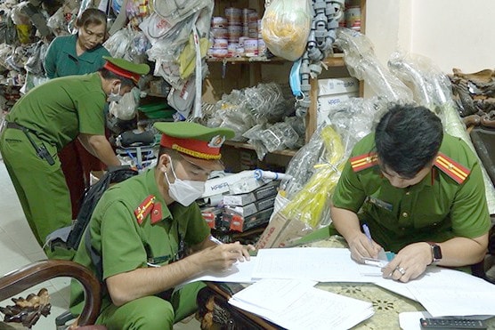 Công an tỉnh Bình Thuận phối hợp với Công an tỉnh Lâm Đồng thực hiện lệnh khám xét một số cơ sở buôn bán hóa chất