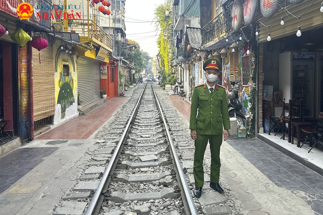 Hà Nội: Công an phường Điện Biên xử lý hàng loạt vi phạm trật tự đô thị dịp Tết 2024 -0
