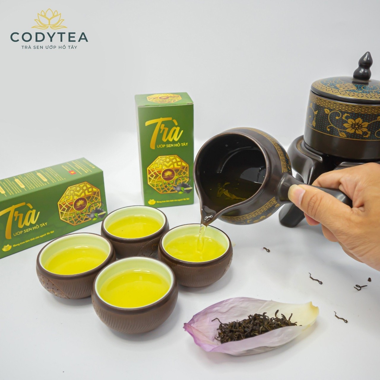 Với trà dạng bông, sẽ kết hợp lá chè tinh túy với gạo và nhụy sen, để tạo nên sự hòa quyện và hương thơm đậm đà.