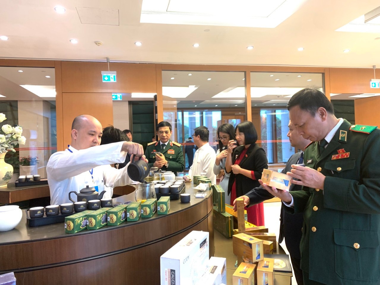 Các đại biểu Quốc hội thưởng thức trà sen trong giờ giải lao tại Kỳ họp thứ Sáu, Quốc hội Khóa XV.