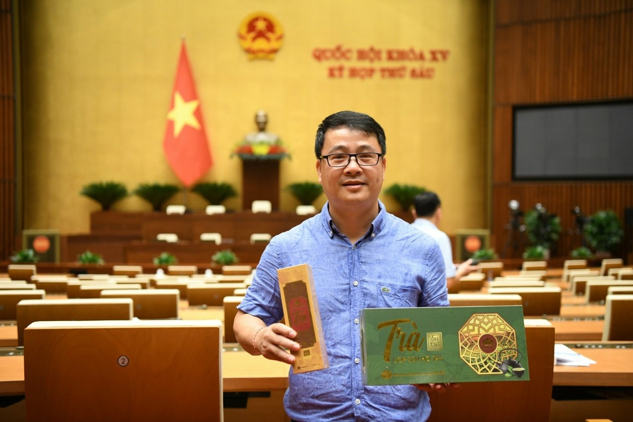 Tổng giám đốc Nguyễn Văn Hùng giới thiệu về hai dòng sản phẩm trà sen của Công ty.