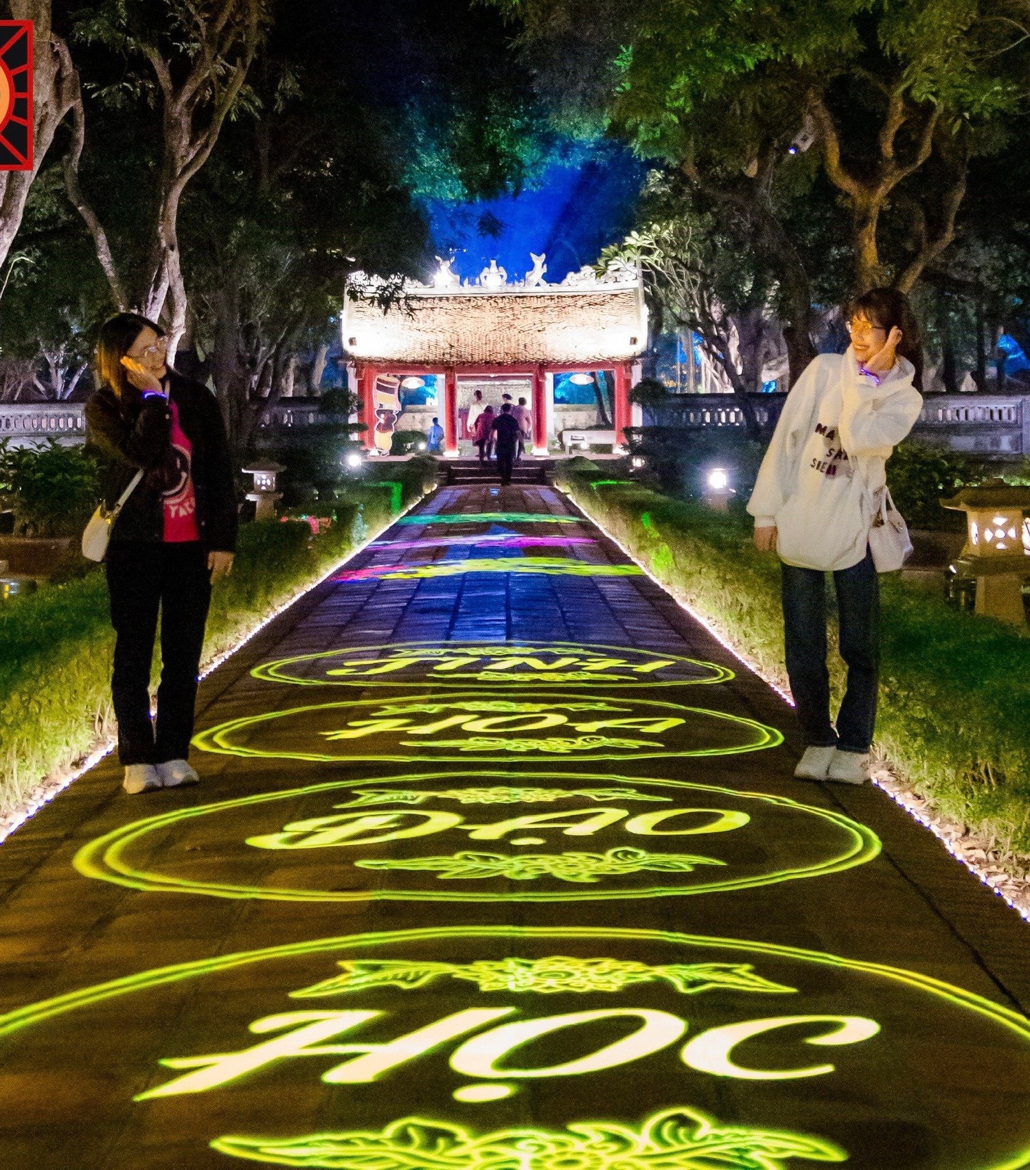 Giới trẻ thích thú khám phá tour đêm tại Văn Miếu. Nguồn: VM 