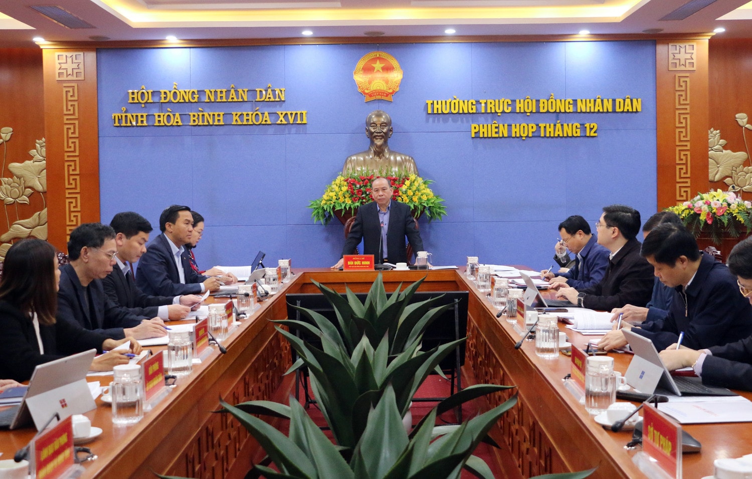 Phó Bí thư Thường trực Tỉnh ủy, Chủ tịch HĐND tỉnh Bùi Đức Hinh phát biểu kết luận cuộc họp. Ảnh: L. Huệ Thường trực HĐND tỉnh Hòa Bình họp phiên thường kỳ tháng 12 -0