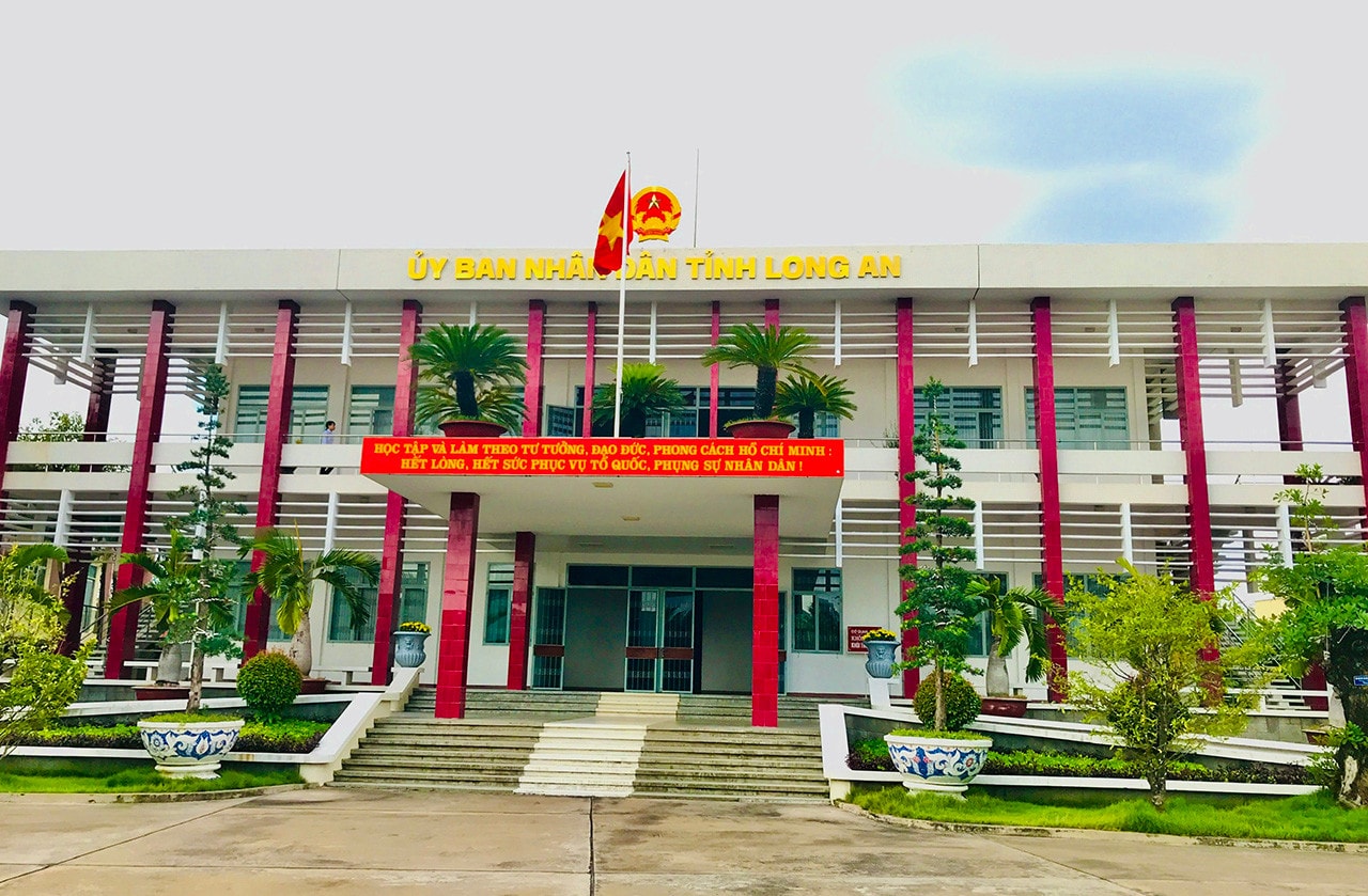 Long An cho doanh nghiệp thuê đất quá hạn mức để làm các nhà máy điện mặt trời