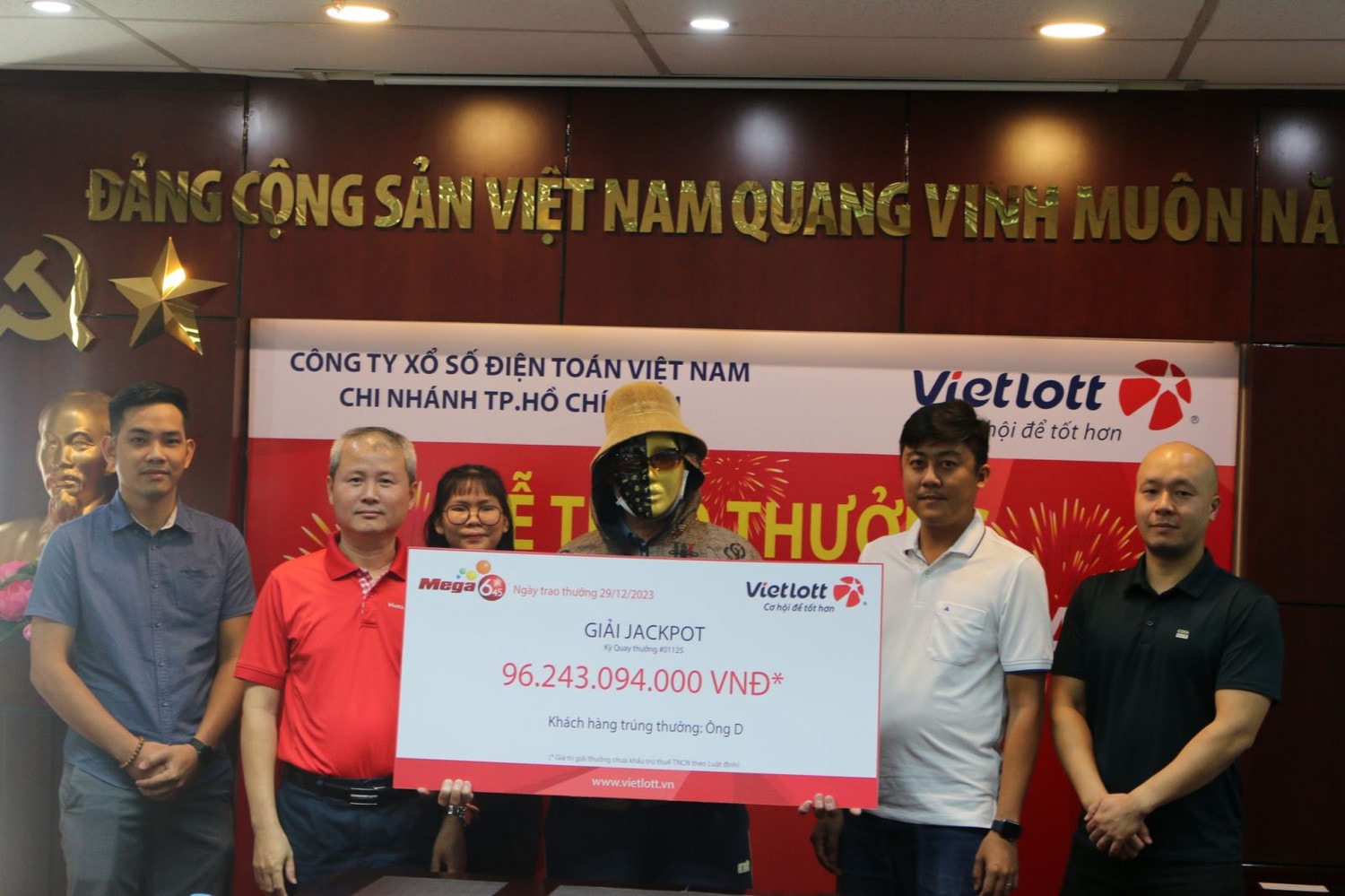 Tài xế xe ôm mua nhà cho con cháu sau khi trúng Jackpot 96 tỷ đồng -0