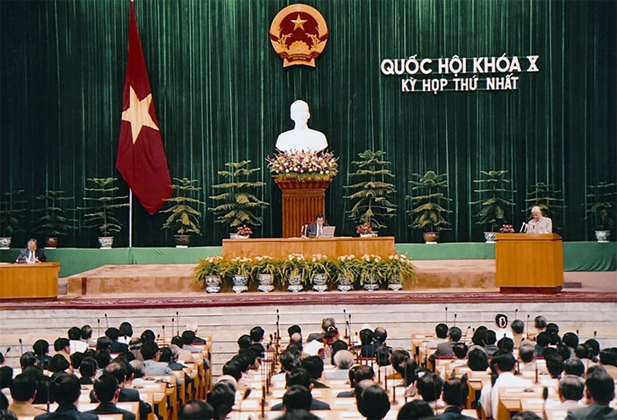 CHUYỆN BÊN LỀ NGHỊ TRƯỜNG -0