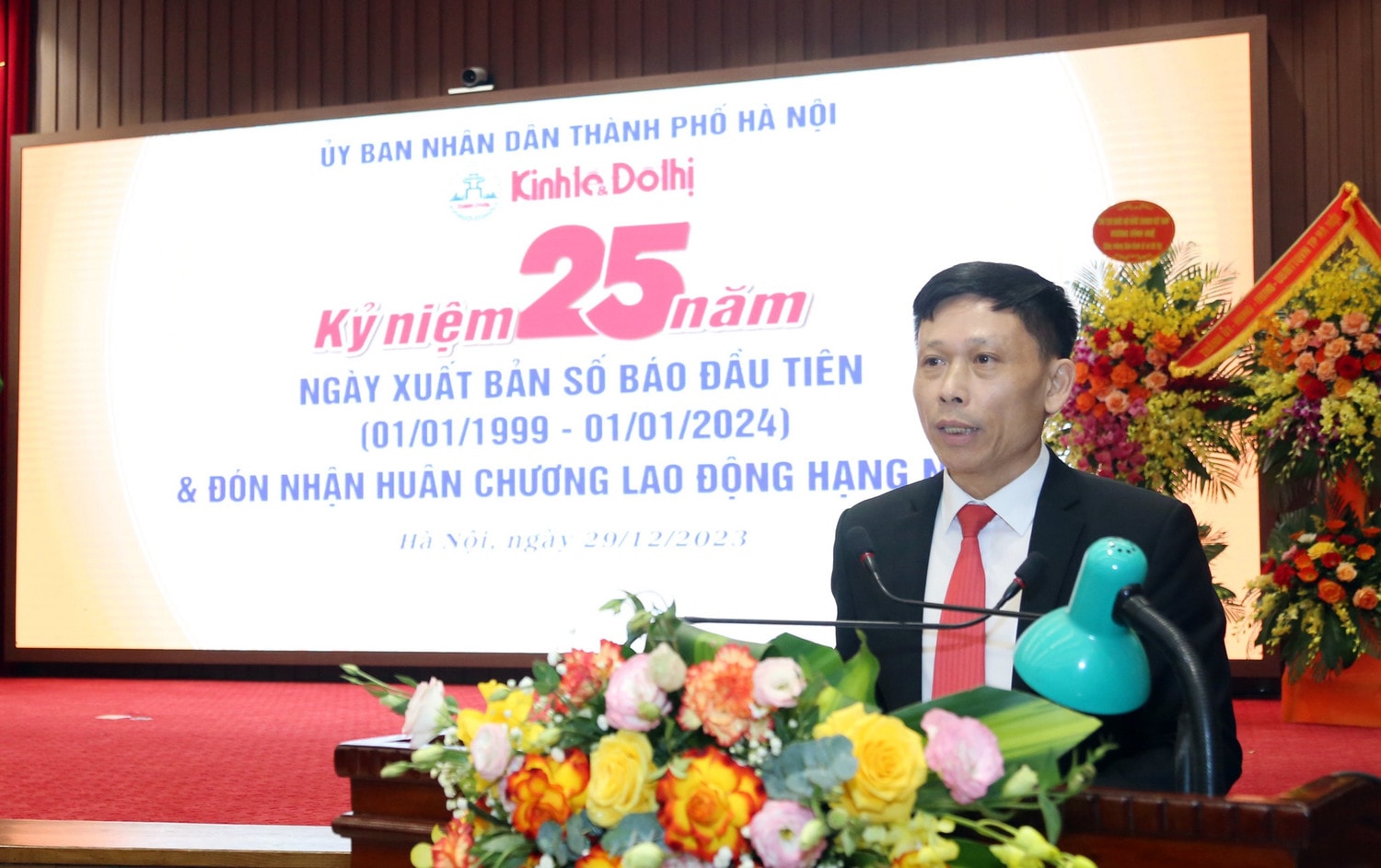 Báo Kinh tế & Đô thị đón nhận Huân chương Lao động hạng Nhất -0