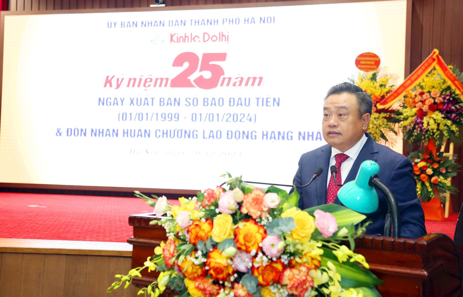 Báo Kinh tế & Đô thị đón nhận Huân chương Lao động hạng Nhất -0