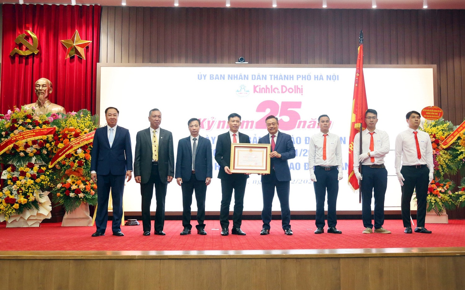 Báo Kinh tế & Đô thị đón nhận Huân chương Lao động hạng Nhất -0