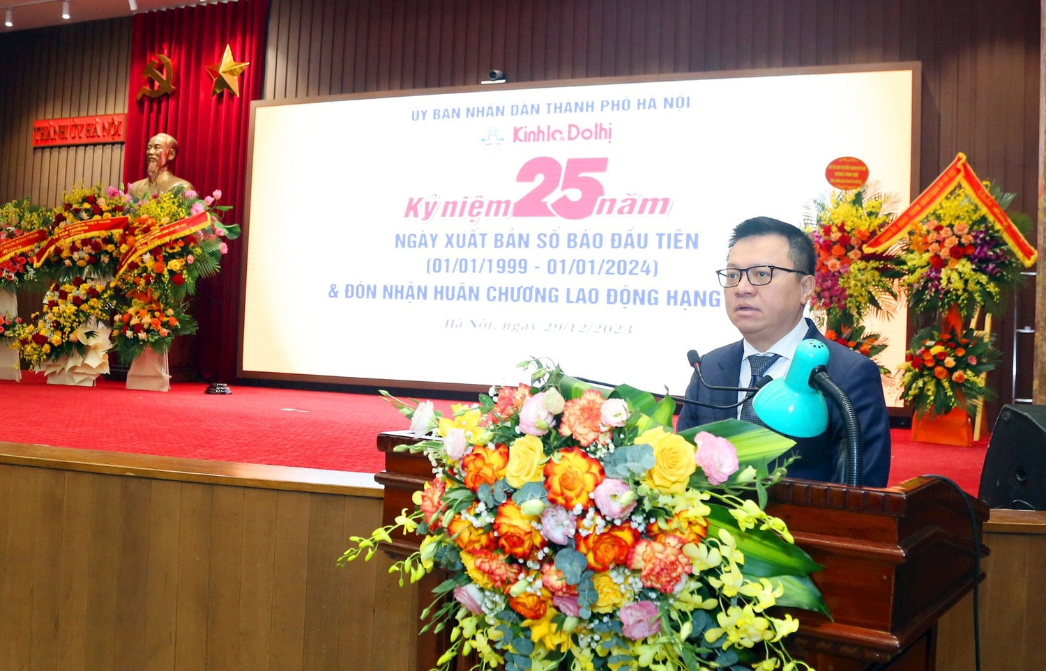 Báo Kinh tế & Đô thị đón nhận Huân chương Lao động hạng Nhất -0
