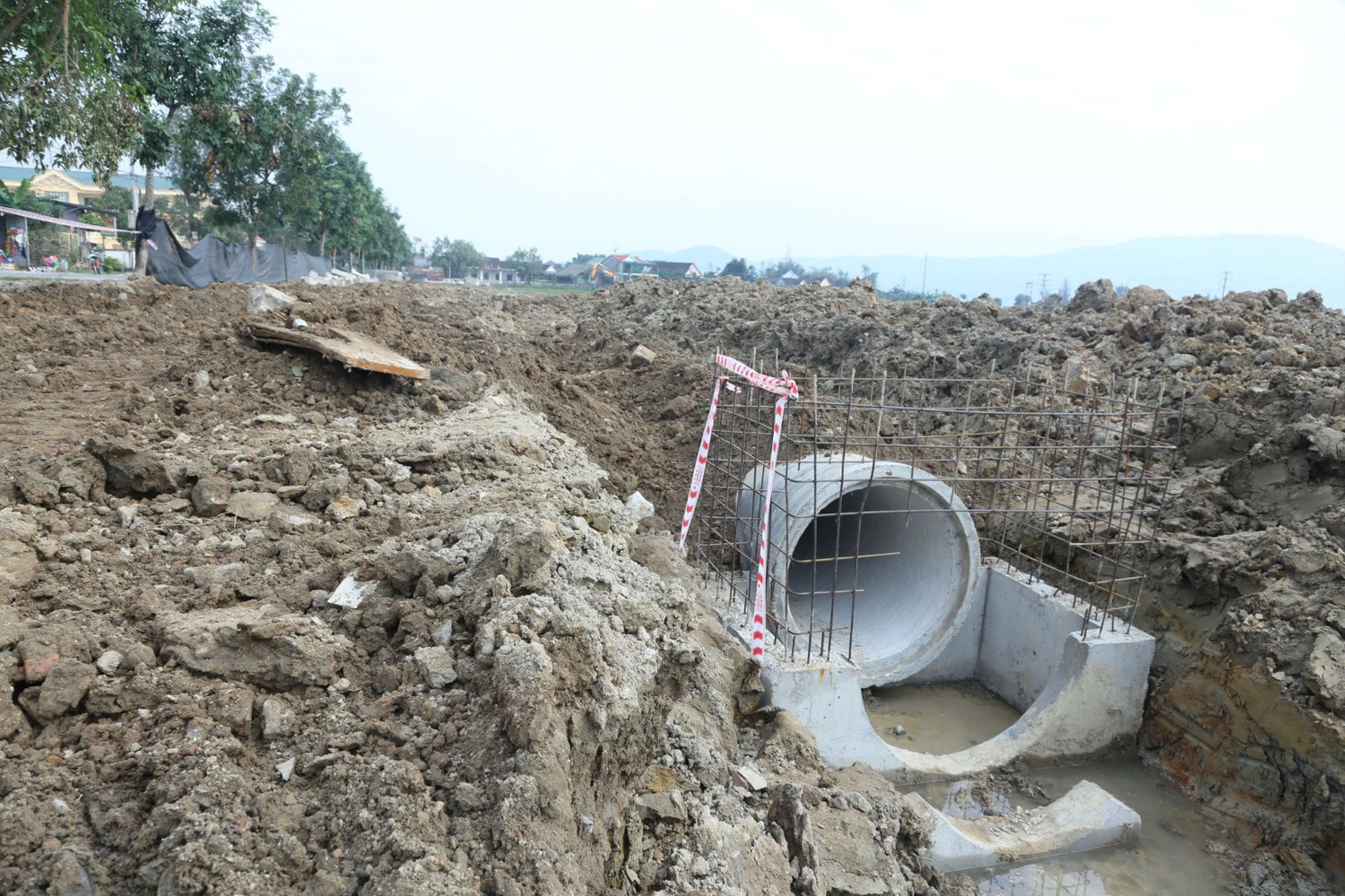 Nhiều hố ga đã được lắp đặt nhưng phía dưới không có lớp bê tông lớp như bản thiết kế. Cán bộ kỹ thuật của chủ đầu tư cho biết việc này do đơn vị thi công tự ý làm. Ảnh: Xuân Sinh Phát hiện công trình có dấu hiệu bị “rút ruột” người dân khẩn thiết cơ quan chức năng vào cuộc -0