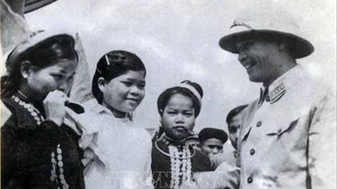 Đại tướng Nguyễn Chí Thanh tiếp xúc cử tri trước cuộc bầu cử Quốc hội khóa II (1960-1964) khu vực Vĩnh Linh, Quảng Trị tháng 4.1960 Ảnh: Tư liệu/ TTXVN