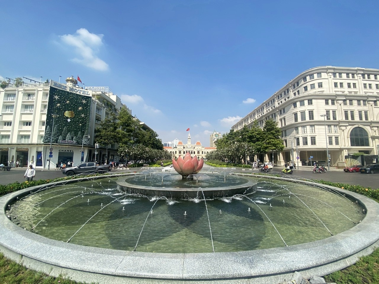 TP. Hồ Chí Minh rực rỡ trước thềm năm mới 2024 -0