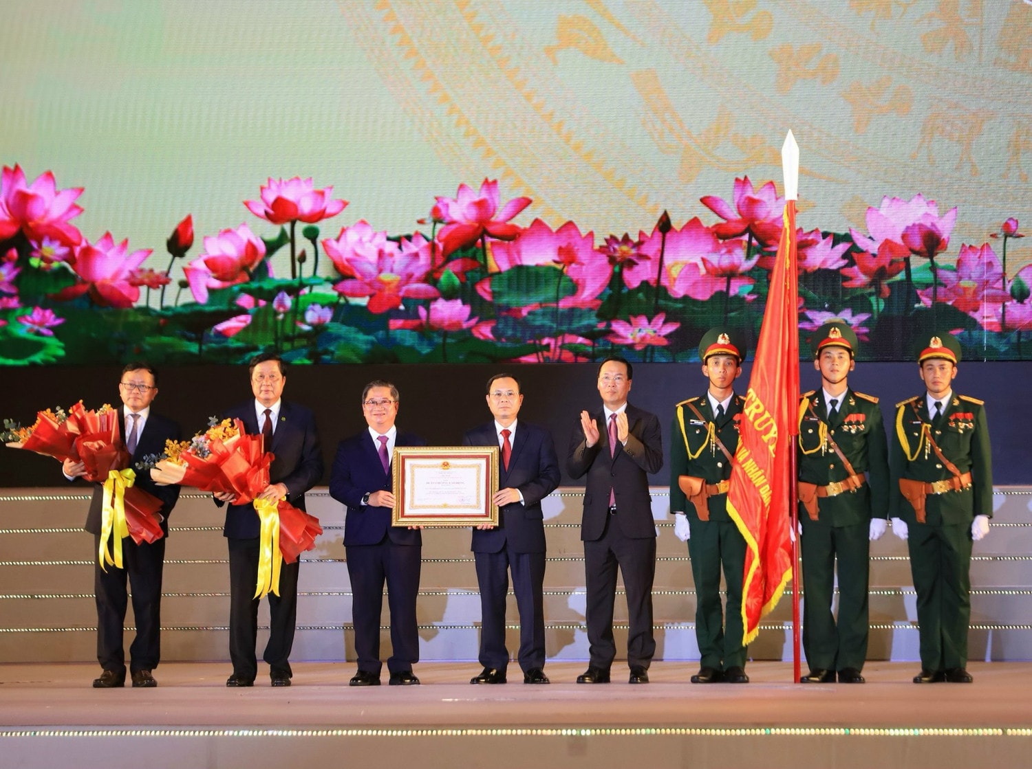 Chủ tịch nước Võ Văn Thưởng dự Lễ kỷ niệm 20 năm thành lập Thành phố Cần Thơ -0