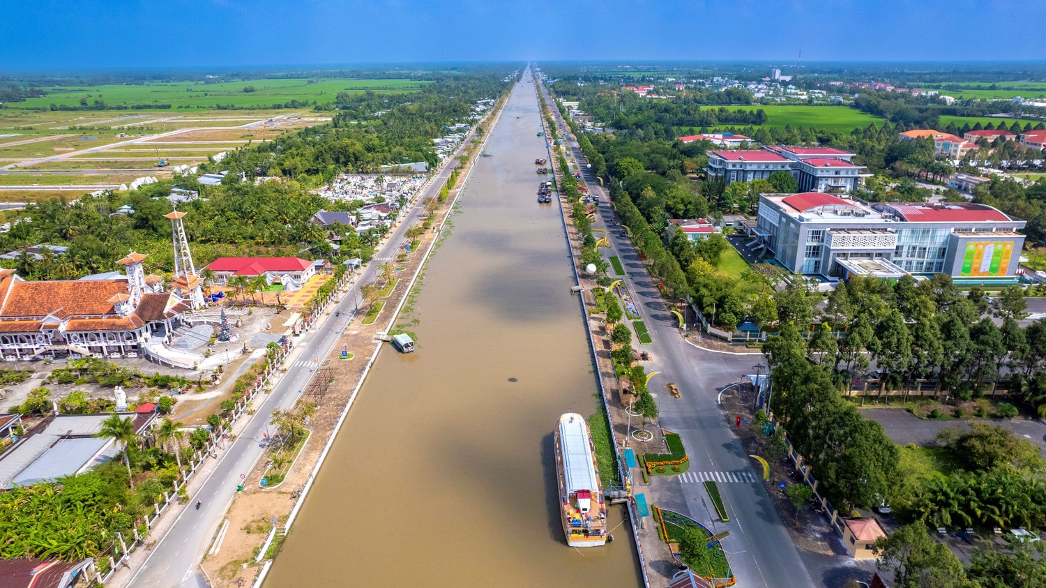 Kênh xáng Xà No- con đường lúa gạo huyền thoại của tỉnh Hậu Giang.  Ảnh: Trung Quân