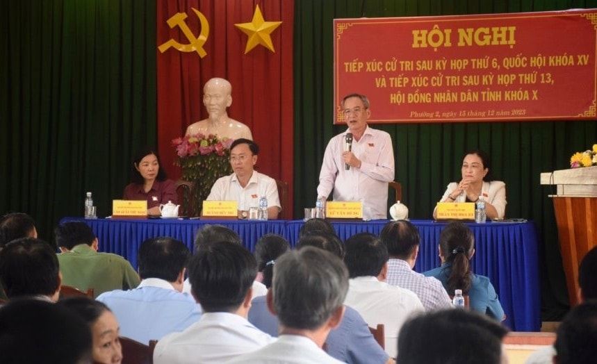Ủy viên Trung ương Đảng, Bí thư Tỉnh ủy, Trưởng Đoàn ĐBQH, Chủ tịch HĐND tỉnh Lữ Văn Hùng phát biểu tại buổi TXCT phường 2, TP Bạc Liêu