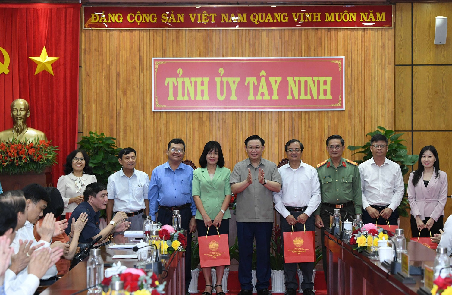 Chủ tịch Quốc hội Vương Đình Huệ làm việc với Ban Thường vụ Tỉnh ủy Tây Ninh