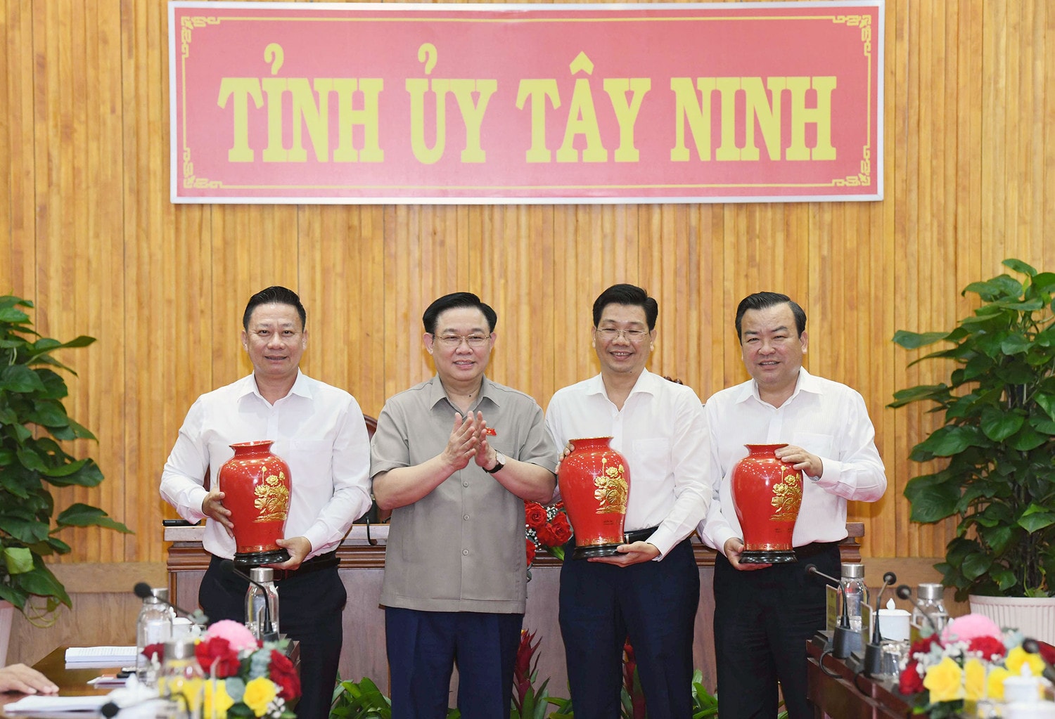 Chủ tịch Quốc hội Vương Đình Huệ làm việc với Ban Thường vụ Tỉnh ủy Tây Ninh