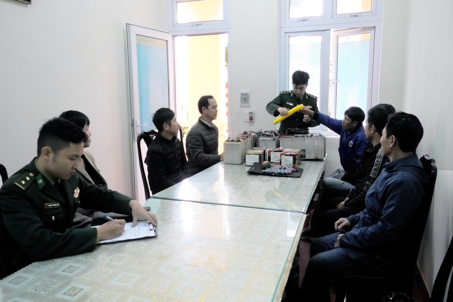 Quảng Bình: Ngư dân giao nộp vật liệu nổ và dụng cụ kích điện khai thác hải sản -0