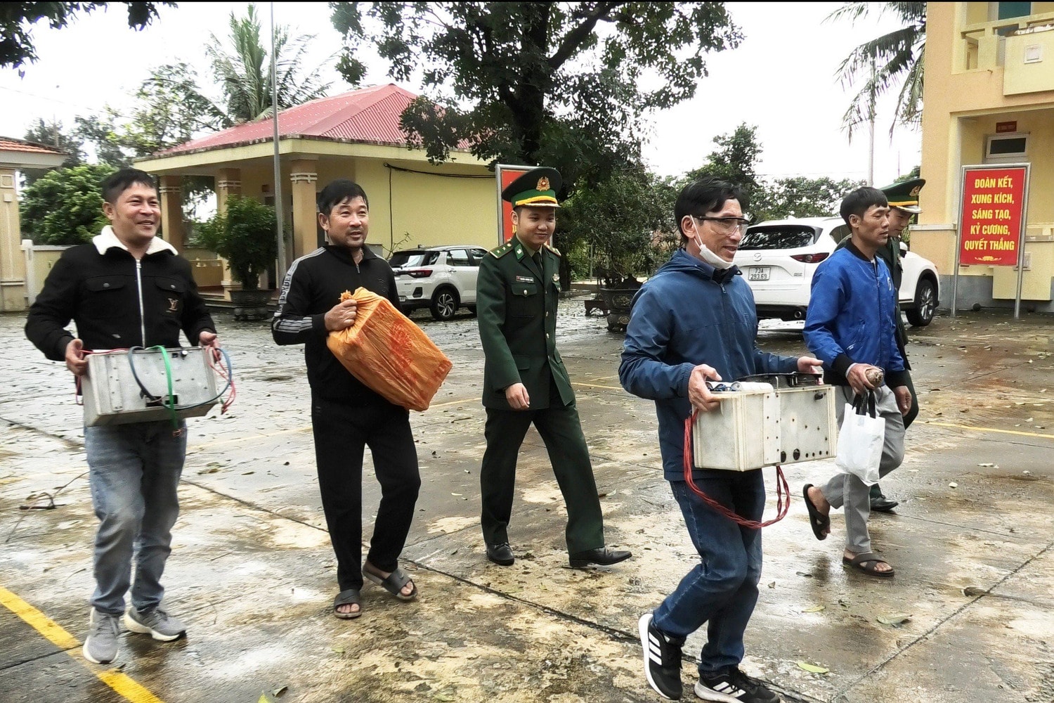 Quảng Bình: Ngư dân giao nộp vật liệu nổ và dụng cụ kích điện khai thác hải sản -0