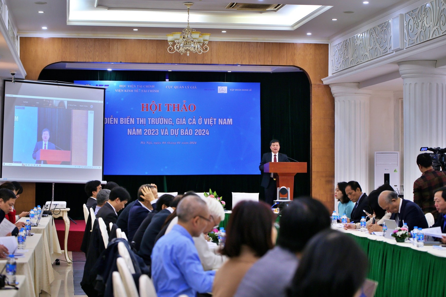 Quang cảnh hội thảo Kinh tế Việt Nam năm 2024 có nhiều dấu tích cực -0