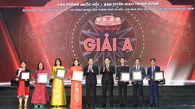 Một số hình ảnh tại Lễ trao Giải Diên Hồng lần thứ Hai - năm 2024 ảnh 11 Chủ tịch Quốc hội Vương Đình Huệ dự Lễ trao Giải Diên Hồng lần thứ Hai - năm 2024