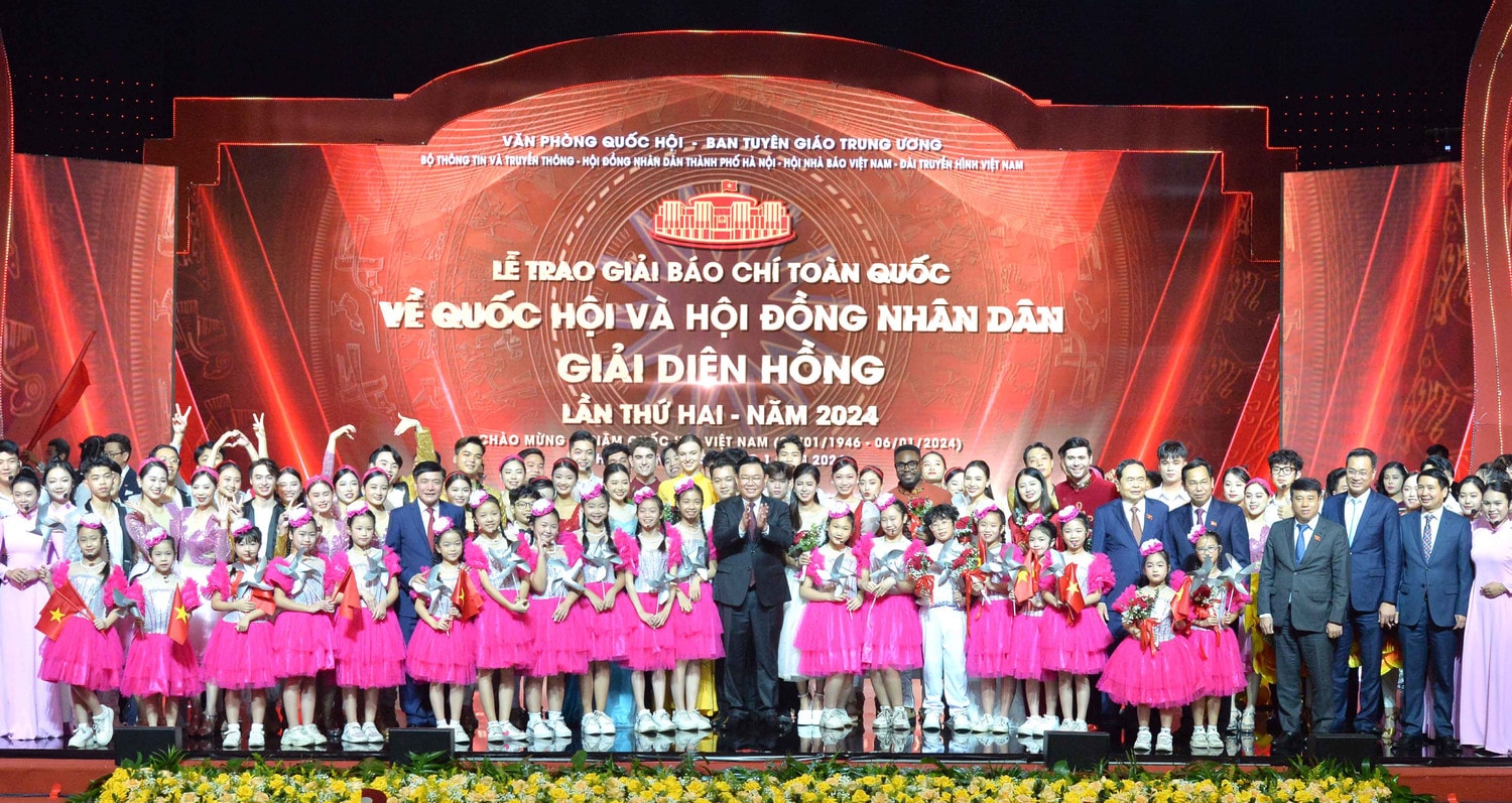 Một số hình ảnh Chủ tịch Quốc hội Vương Đình Huệ dự Lễ trao Giải Diên Hồng lần thứ Hai - năm 2024 -0