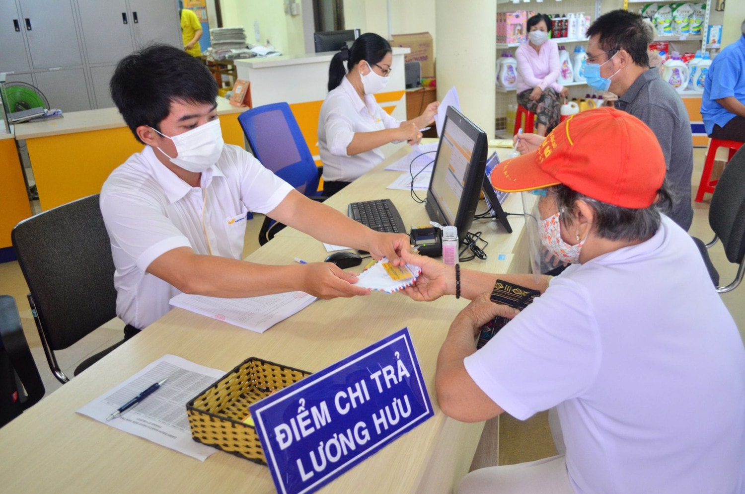 Năm 2024 độ tuổi nghỉ hưu của người lao động nam sẽ là 61 tuổi, lao động nữ sẽ là 56 tuổi 4 tháng. -0