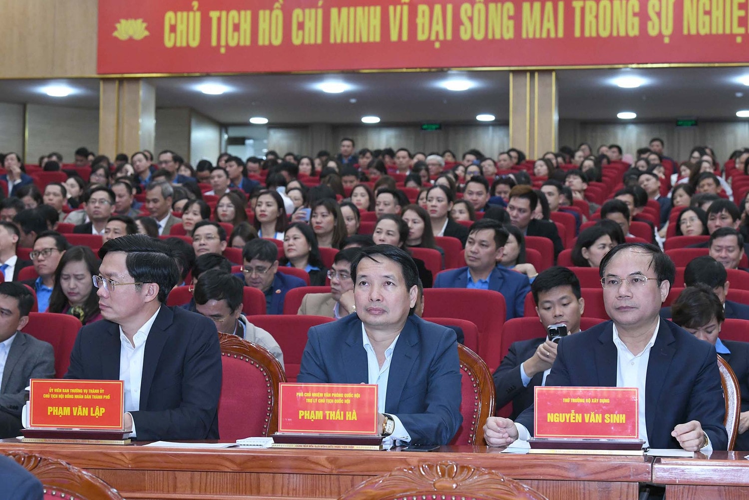 Các đại biểu dự cuộc tiếp xúc cử tri. Ảnh: Lâm Hiển Các đại biểu dự cuộc tiếp xúc cử tri. Ảnh: Lâm Hiển