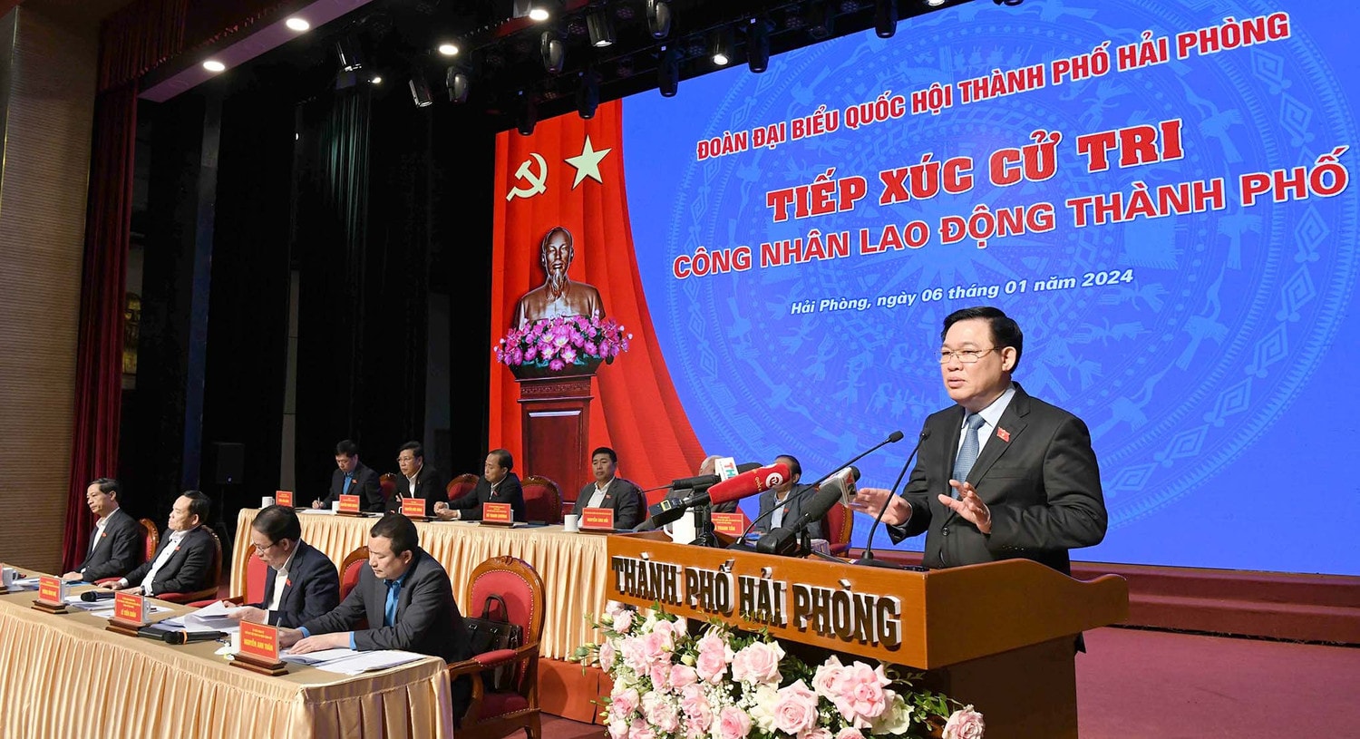 Chủ tịch Quốc hội Vương Đình Huệ phát biểu tại cuộc tiếp xúc cử tri. Ảnh: Lâm Hiển. Một số hình ảnh Chủ tịch Quốc hội Vương Đình Huệ tiếp xúc cử tri là công nhân, viên chức, người lao động TP. Hải Phòng -4
