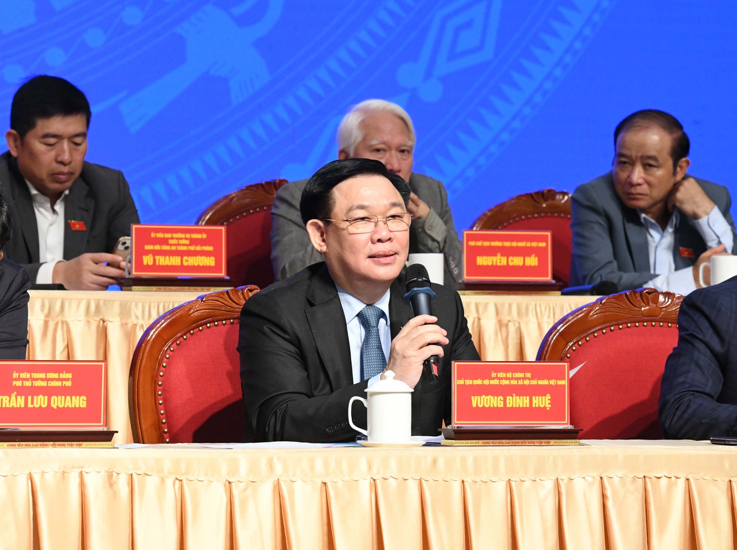 Chủ tịch Quốc hội Vương Đình Huệ phát biểu tại cuộc tiếp xúc cử tri là công nhân, viên chức, người lao động TP. Hải Phòng. Ảnh: Lâm Hiển. Một số hình ảnh Chủ tịch Quốc hội Vương Đình Huệ tiếp xúc cử tri là công nhân, viên chức, người lao động TP. Hải Phòng -0