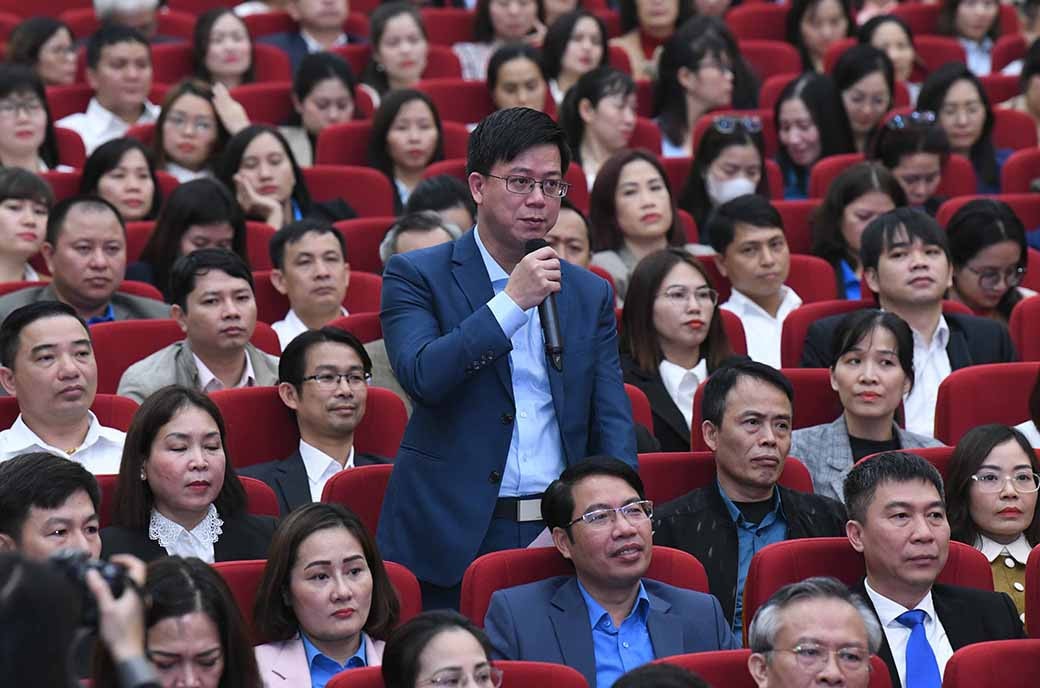 Cử tri phát biểu tại cuộc tiếp xúc. Ảnh: Lâm Hiển Cử tri phát biểu tại cuộc tiếp xúc. Ảnh: Lâm Hiển