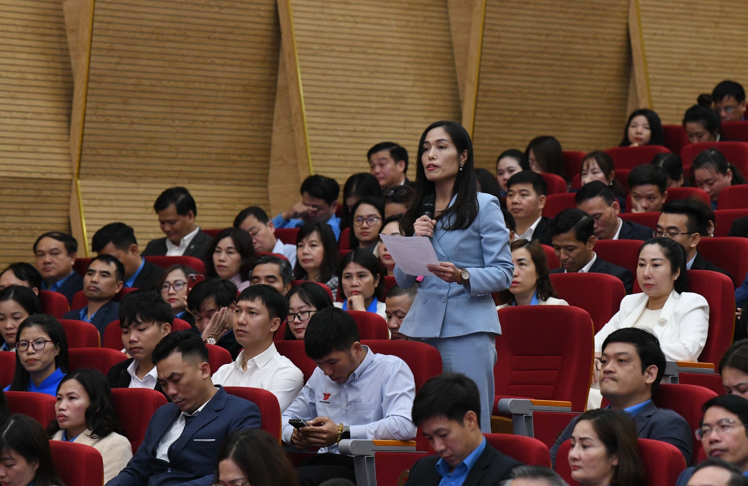 Cử tri phát biểu tại cuộc tiếp xúc. Ảnh: Lâm Hiển Chủ tịch Quốc hội Vương Đình Huệ: Đổi mới tiếp xúc cử tri để hoạt động Quốc hội gắn bó hơn nữa với ý nguyện nhân dân