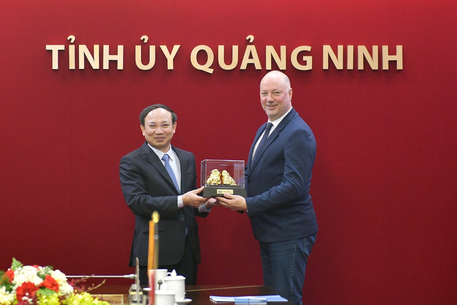 Bí thư Tỉnh ủy, Chủ tịch HĐND tỉnh Quảng Ninh Nguyễn Xuân Ký tặng quà lưu niệm Chủ tịch Quốc hội Bulgaria