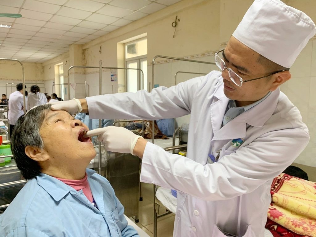 10 năm chung sống với khối u lạ hình chiếc đĩa ở vùng vòm miệng -0