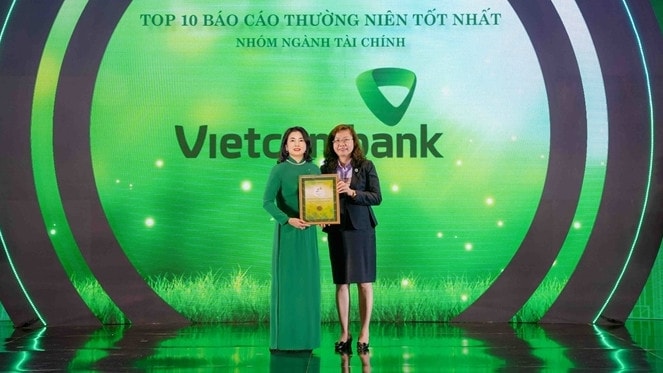 Vietcombank vinh dự được bình chọn trong top 10 doanh nghiệp niêm yết có Báo cáo thường niên tốt nhất trên thị trường chứng khoán Việt Nam năm 2023. Nguồn: VCB