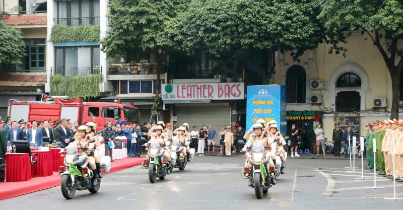 Lực lượng cảnh sát giao thông diễu hành tại buổi lễ Thượng tôn pháp luật để xây dựng văn hóa giao thông an toàn