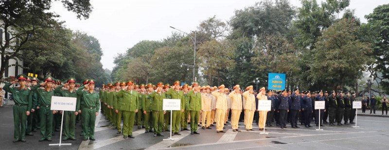 Lực lượng vũ trang tham dự buổi lễ Thượng tôn pháp luật để xây dựng văn hóa giao thông an toàn
